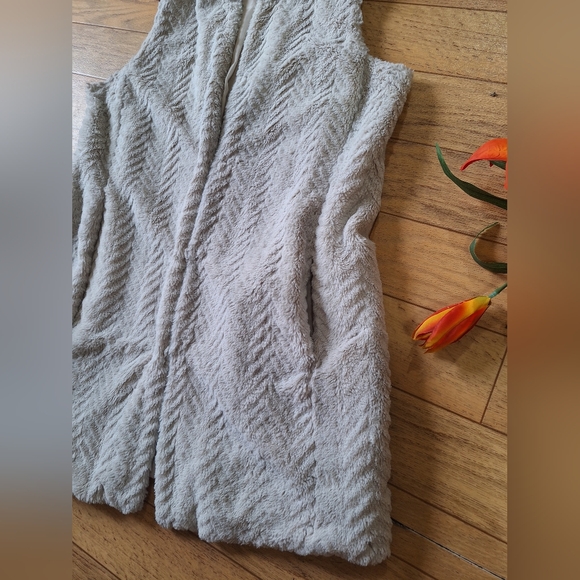 MAURICES Women's Beige Faux Fur Sweater Vest Size M - Picture 4 of 8